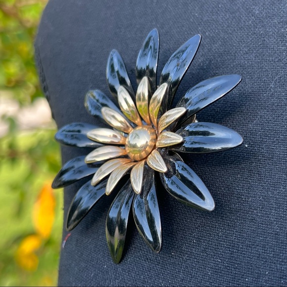 Vintage Sarah Coventry Black & Gold Flower Brooch - Picture 3 of 10